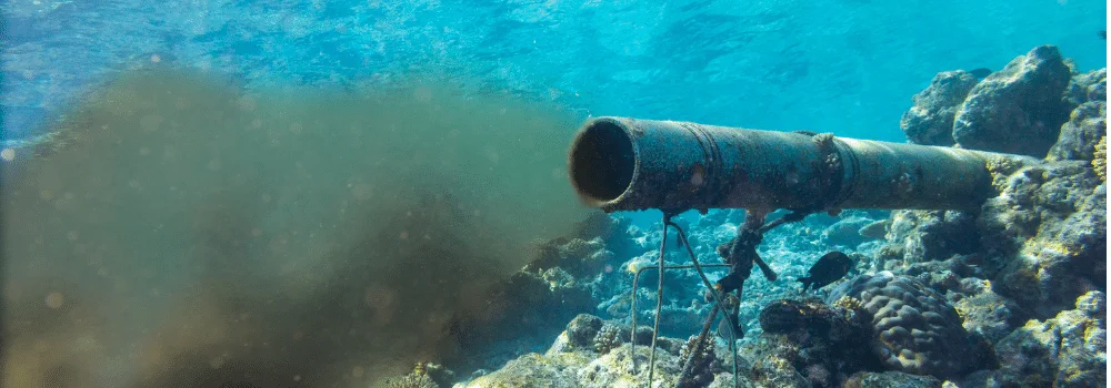 Rör som släpper ut avfall i under vattnet i havet