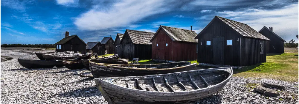 Båtar uppdragana på strand på Fårö på Gotland