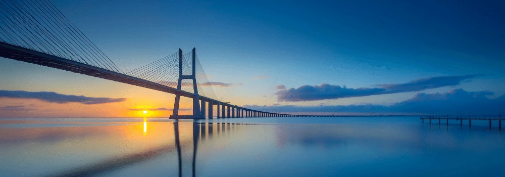 Lång bro i solnedgång